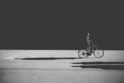 黑夜给了我一双黑色的眼睛
我却用它来寻找光明