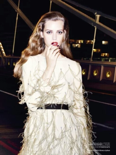 Esther Heesch - Vogue Turkey December 2013来源:新浪博客Frigaciak