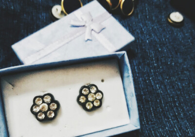 一堆扣子的遐想 来自 张小篱儿