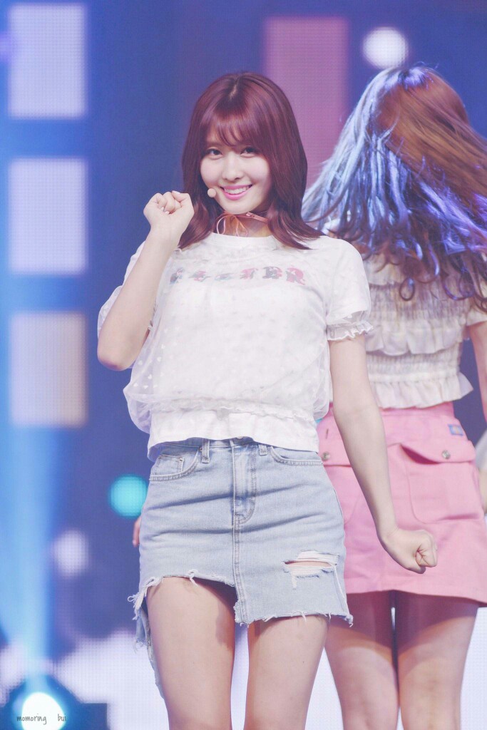 平井桃 Momo 1996年11月9日出生于日本京都市，日籍韩国女歌手，女子演唱组合TWICE成员。