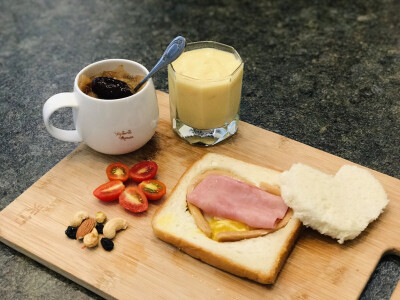 #homemade breakfast#
爱心吐司 配 芒果暖奶+银耳枸杞红枣羹