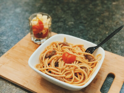 #homemade breakfast#
黄油黑椒牛柳通心粉 配 苹果丁杯