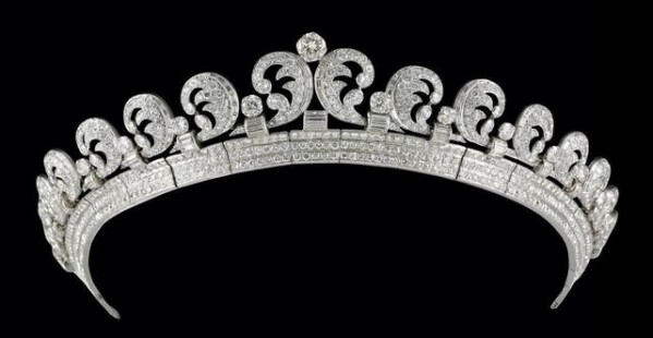 卡地亚光环王冠(Cartier Halo Tiara)
这顶冠冕是来自卡地亚，是乔治国王成为国王前送给伊丽莎白女王的礼物。伊丽莎白二世女王在她十八岁的生日上得到了这份礼物，然后这顶王冠在被借出的路上越走越远，显示玛格丽特公主，然后是安妮公主，最近一次出现是在威廉王子的婚礼上借给凯特王妃佩戴。