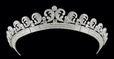 卡地亚光环王冠(Cartier Halo Tiara)
这顶冠冕是来自卡地亚，是乔治国王成为国王前送给伊丽莎白女王的礼物。伊丽莎白二世女王在她十八岁的生日上得到了这份礼物，然后这顶王冠在被借出的路上越走越远，显示玛格丽特…