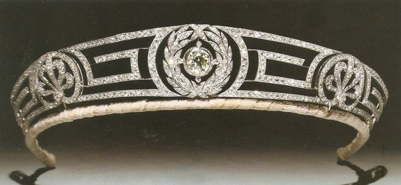 希腊漫步之安德烈阿斯亲王妃王冠(Princess Andrew of Greece's Meander Tiara)
这款王冠本来是伊丽莎白二世的婆婆所持有的，1947年她将这款希腊风浓郁的王冠送给了伊丽莎白二世作为结婚礼物。但是女王从来没有公开带过这款王冠，之后这顶王冠被送给了安妮公主。