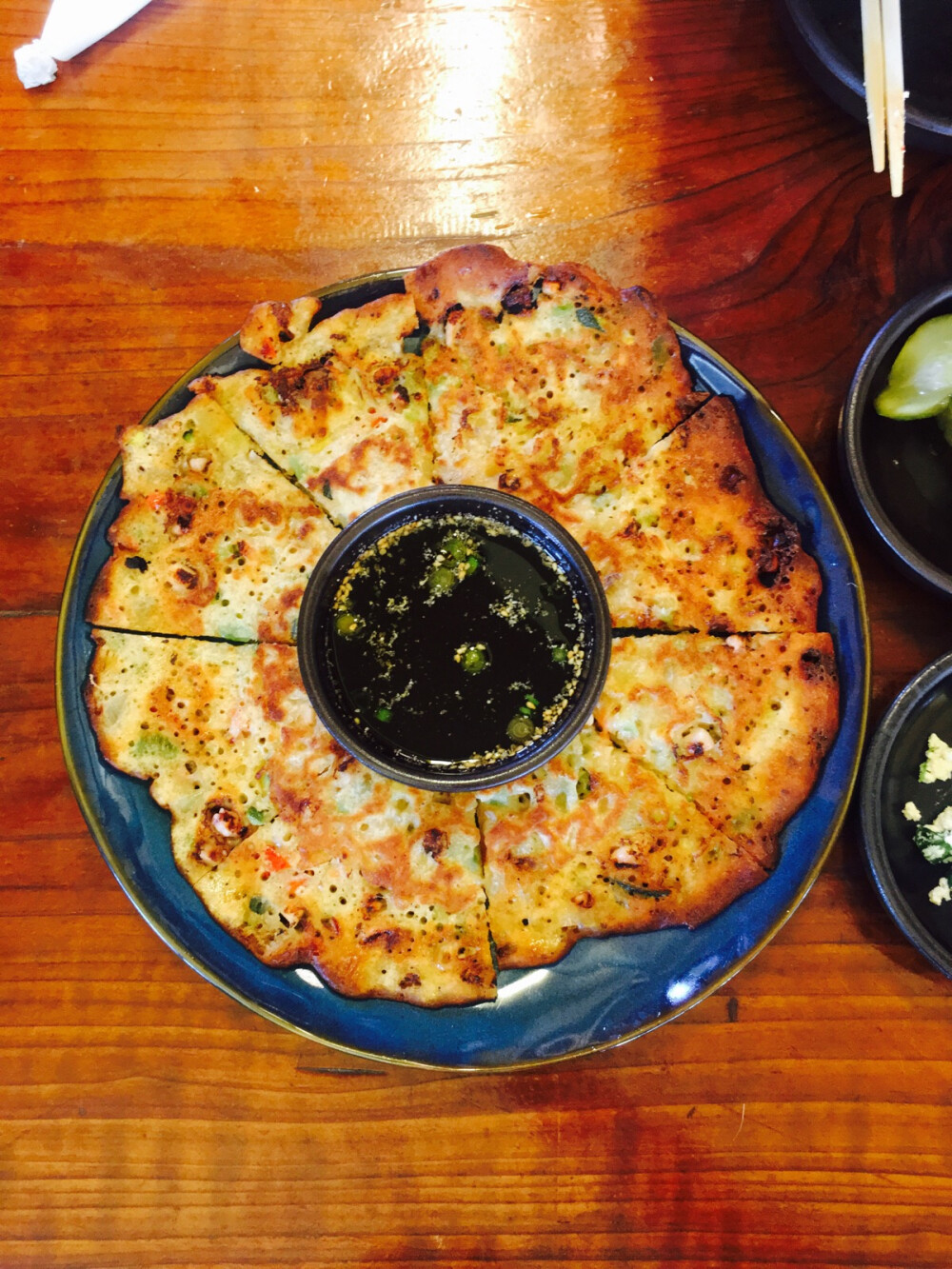 seafood pancake 点完之后发现居然就是饼，酱汁是咸甜的酱油，里面的鱿鱼粒超级好吃～