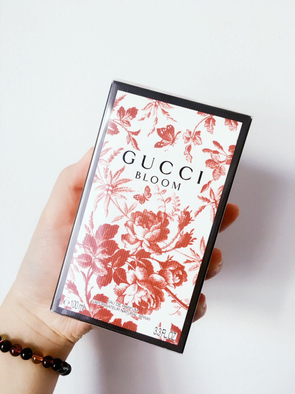 最近新入的香水Gucci Bloom。Alessandro Michele上任后的推出的第一款香水，国内好像10月上市。甜甜的花香，茉莉 晚香玉 小白花 等香调的配搭，很女人。不太适合我这种五大三粗的逗比，[并不简单]推荐给比较有女人味喜欢甜甜的花香的小伙伴哈哈～但是我还是买了，谁叫我是Gucci的脑残粉呢～[摊手][摊手][摊手] 
