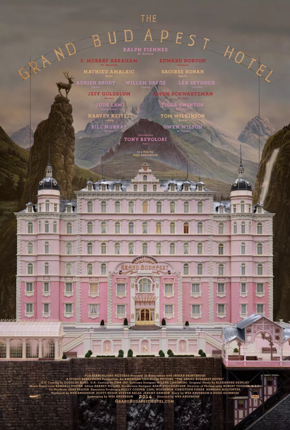  《布达佩斯大饭店》
【The Grand Budapest Hotel】
《布达佩斯大饭店》是一部悬疑冒险片。影片故事发生在20世纪30年代到60年代的欧洲，影片围绕着一位带着传奇般色彩的酒店礼宾员和他的年轻门生展开。在远近闻名、宾客络绎不绝的布达佩斯大饭店里，礼宾员古斯塔夫先生经历了不少声色犬马，其中不乏无价名画的失窃、名门王族望族的财产纷争等荒谬轶事；不仅如此，他还跟这家豪华酒店一齐见证了欧洲半个世纪间的战火硝烟，沧海桑田。