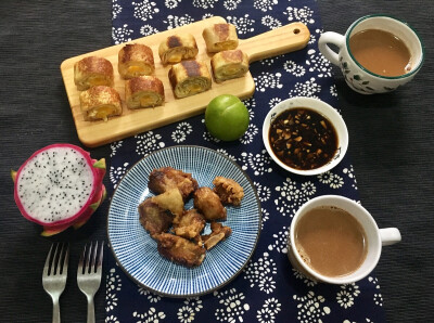 煎吐司卷，蒜香炸排骨，牛奶咖啡，油奈，火龙果