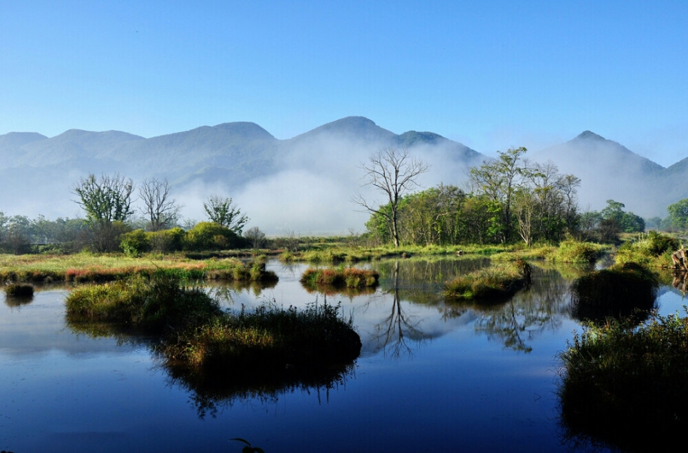 远山雾氤氲