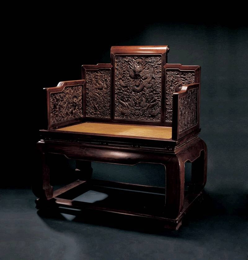 宝座多给人一种威严、沉稳、大气的感觉，有“宜矮不宜高，宜宽不宜窄”的说法。