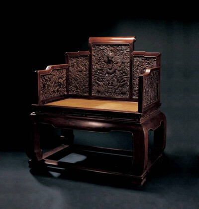 宝座多给人一种威严、沉稳、大气的感觉，有“宜矮不宜高，宜宽不宜窄”的说法。