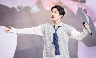 #每日红人#迪玛希·库达依别列根（Dimash Kudaibergen），1994年5月24日出生于哈萨克斯坦，哈萨克斯坦男歌手，毕业于哈萨克斯坦国立艺术大学。（关注这里有每日明星及最新的欧美头像，随时关注看有没有你喜欢的明星和…