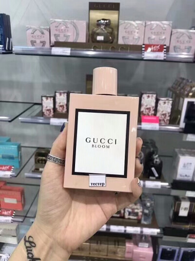 78/瓶 新品Gucci Bloom 2017限定香水 100ml，一眼就心动觉得一定要带回家的东西配方中含有双瓣茉莉、晚香玉、鳶尾草、金银花等，散发出独特的花香。瓶身颜值太高了！“繁花似锦”“小粉瓶”以“花园”为灵感的美…