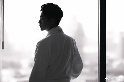 马天宇马二爷手机壁纸锁屏背景墙黑白图片