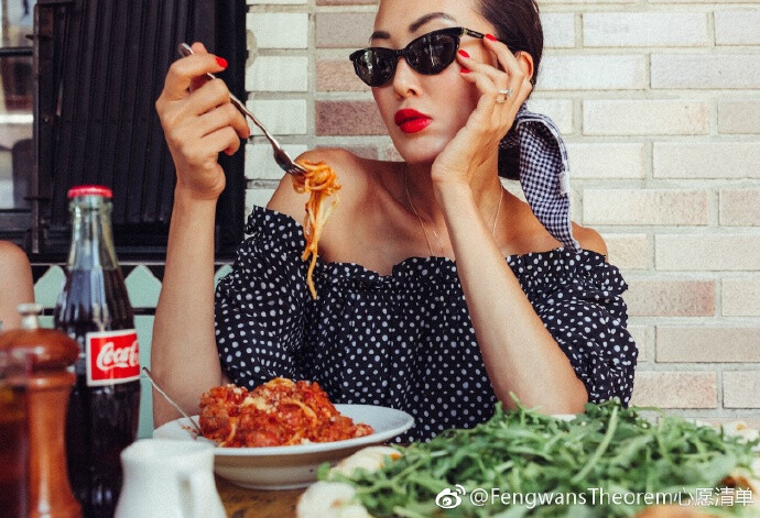 #Street Style# 博主Chriselle Lim 的三套夏日波点穿搭。配发带，配墨镜，配红唇，再配一瓶冰可乐，真是复古又优雅。 ​​​​