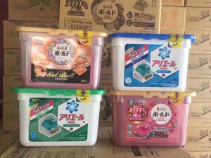 日本新包宝洁洗衣啫喱凝珠球 18立入/4种香型，2倍洁净力，杀菌除臭 ，一颗搞定 ，遇水即溶 ，锁色护色，使用方法：把洗衣球放到洗衣机的最下方 之后放衣服 一个洗衣球可以洗最多6.5kg的衣服 取洗衣球的时候一定要手干 要么遇水球就溶解了 请勿放入洗衣粉盒 容易造成堵塞  直接扔到洗衣机里面即可、