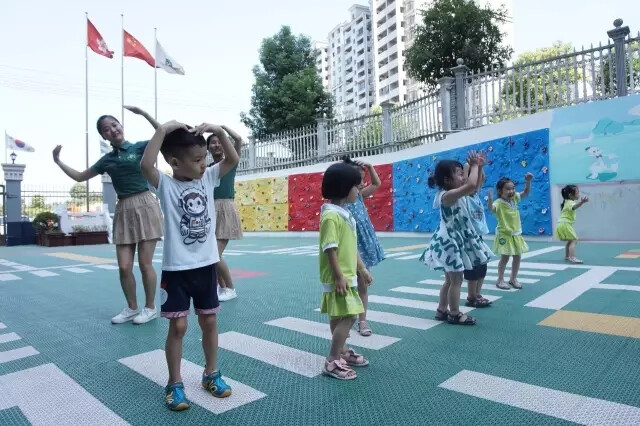 艾乐幼儿园的宝宝们在玩耍
