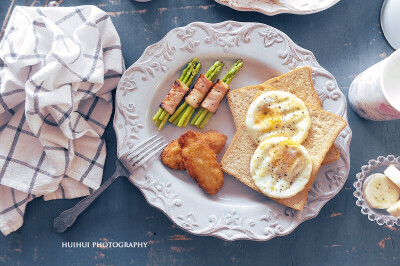 早午安，今天早餐：培根芦笋卷+全麦吐司+煎蛋+炸鳕鱼条+香蕉+花生浆。
今天吃的比较简单，20分钟搞定~！