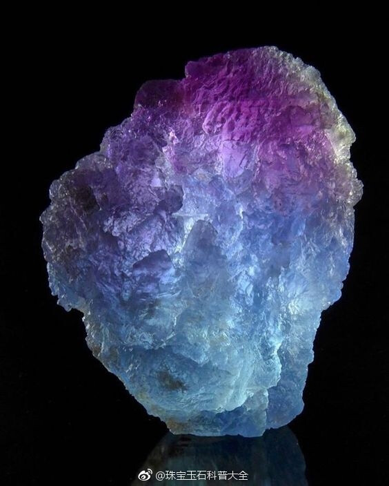 这块萤石 Fluorite 有点美~ ​​​​