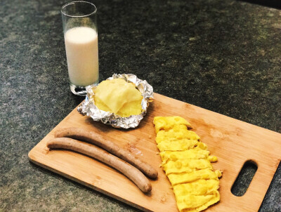 #homemade breakfast#
鸡蛋玉米饼 配 焗薯泥+纽伦堡烤肠