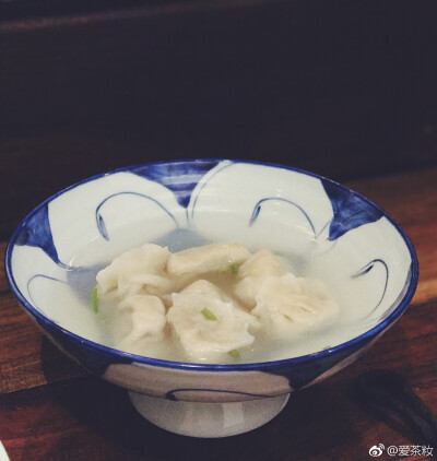 顶着雨最大的时候来吃面食
淑琴的板鞋活脱脱走成雨鞋
像莪那么贪吃的大肚婆也是少见的