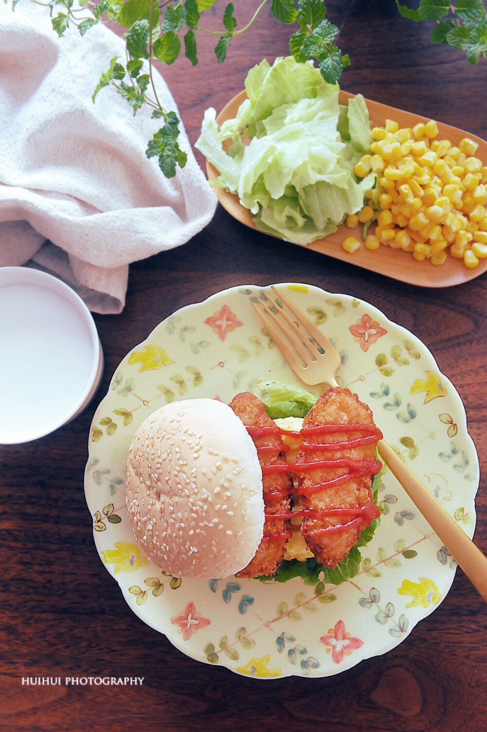 早安，今日早餐：鸡蛋鳕鱼堡+蔬菜玉米沙拉+牛奶。
今儿早起出门所以吃的简单些，鳕鱼条是超市买回来自己炸的，加片鸡蛋做成汉堡口感还是很不错的呢，鸡蛋和生菜那一层可以多加些番茄酱，味道更好。