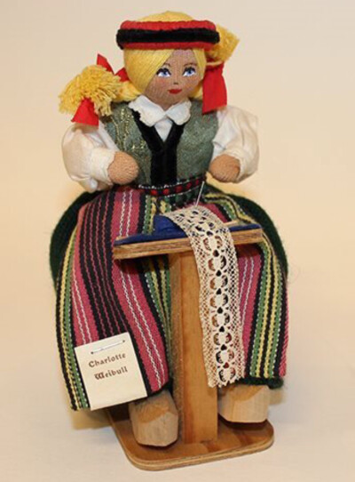 正在做手工的瑞典手工娃娃她在编棒槌蕾丝