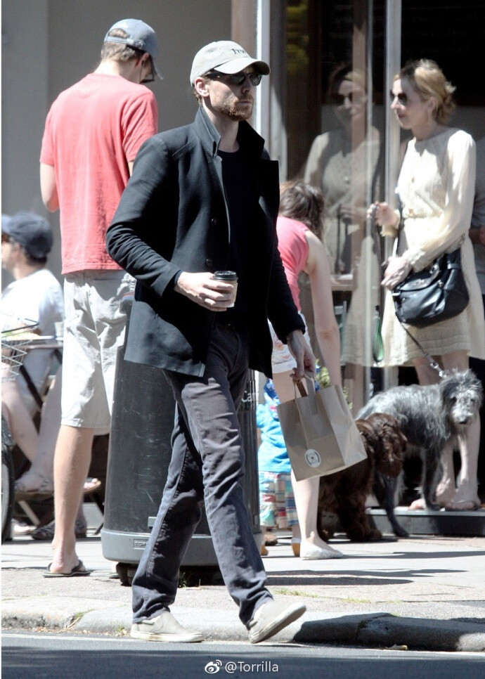 #HQ##Tom Hiddleston# getting a take out from his local cafe on June 11, 2017. 失踪人口终于出现了还是那家店还是熟悉的衣服不过鞋换了帽子也换了以及胡子拉碴的 PS：狗仔你也觉抖森穿衣服反季节吧'Despite the London sunshine and temperatures hitting 25 degrees, the actor wore a jumper, jeans and and a coat.'…