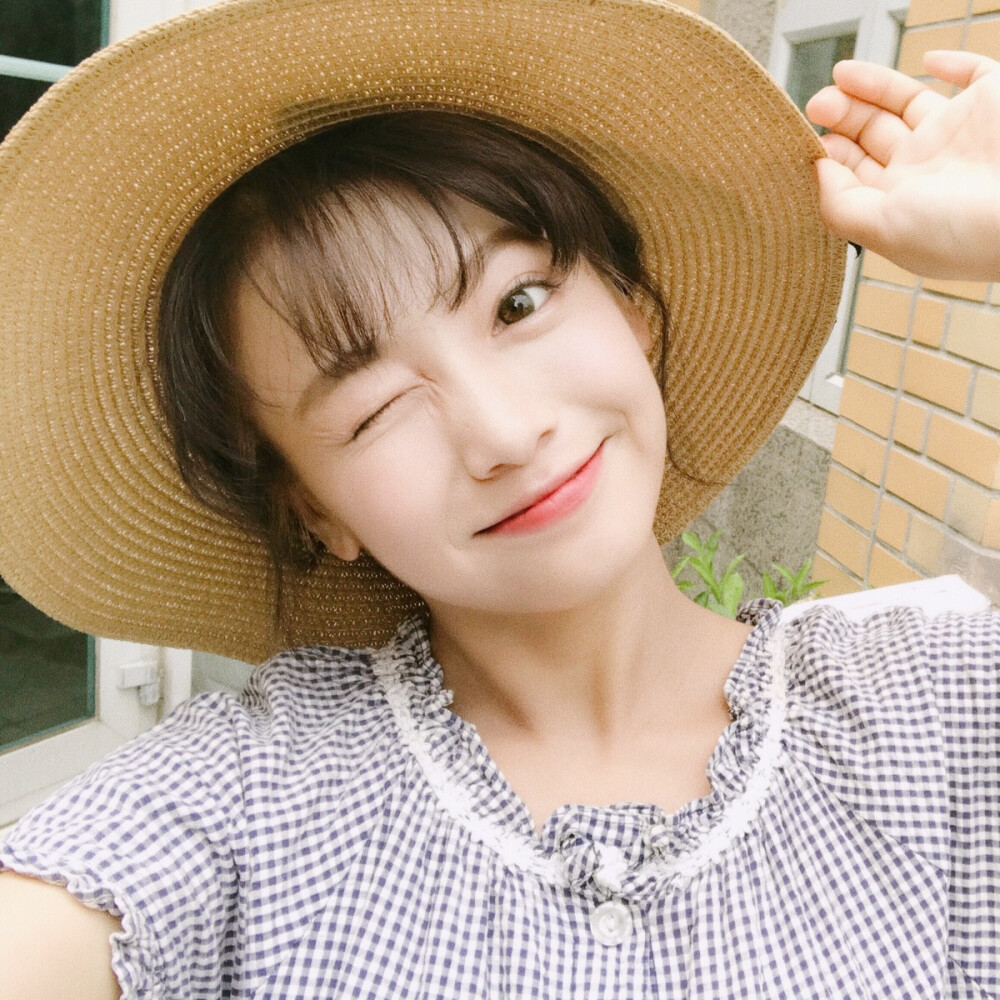 女头像 By：李倩