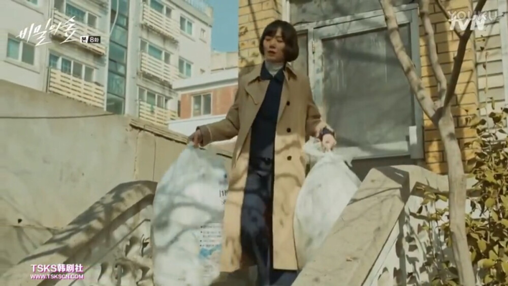 卡其色风衣和藏青色套装