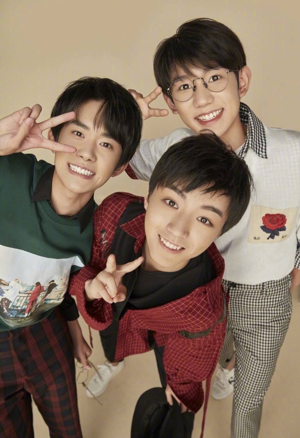 tfboys 170723组合微博配图【伴着窸窣的蝉鸣和炙热的阳光，这个夏天，我们和四岁的你们相遇。从不谙世事的青葱少年到收放自如的乐坛新秀，在青春的道路上，走出了青年人该有的样子。】