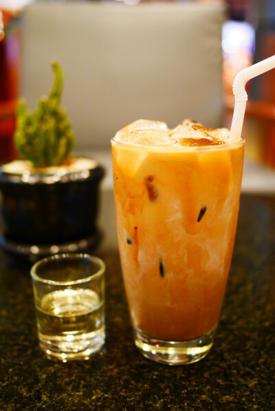 没几小时下来就要被红海的温度给融化了快来杯冰咖啡降降温 发现这里的CAFE真的只有咖啡哈哈哈哈哈哈哈 黑人做生意真的是一根筋通到底 酒店的工作人员都会（ 你好&谢谢 ）看来中国在援非道路上做得很好黑人对黄种人真…