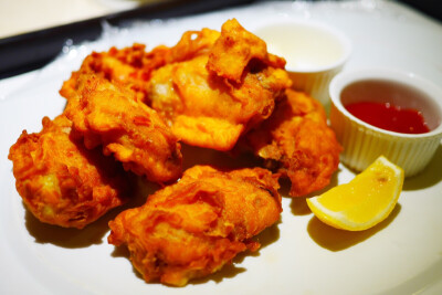 开了几个钟回到红海总算补了一顿正常餐炸鸡还不错 睡个午觉先 下午要去沙哈拉滑沙咯