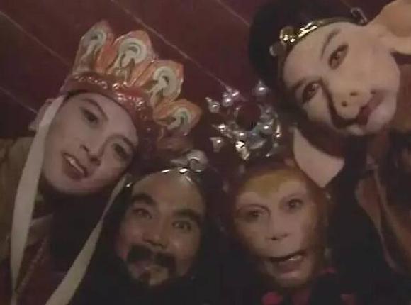 你醒啦！是不是梦见自己又没钱啦！