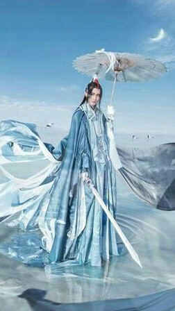 #剑网三##COSPLAY#
乾坤唯君，鹤影天青.
在山水之间
有一份信念 是静默无言 ，
在聚散之间
有一劫宿缘 是无常善变 ，
在你我之间
有一缕思念 是魂绕梦牵.
鹤影天青 ：@闪闪发光的2鬼