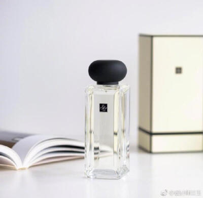 喜欢白毫银针的柔和纯粹，全天都被@JoMaloneLondon祖玛珑 的雅致茶香和沁甜花香包围，值得珍藏的珍茗香。 在高定发布的倒计时里，繁杂的工作里还能保持着茶一般的淡然心情。 ​​​​