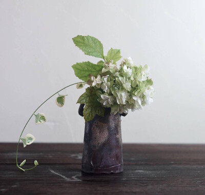 花艺师 Shoko Kondo 的作品，她爱选用应时的花材，自称是一名“季节花人”。 ​