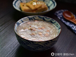 花生猪骨粥*

【材料】

大米   120克，猪骨  500克，

花生   100克，盐    适量

【做法】

1 准备煲粥的材料：花生和猪骨头


2 猪骨头焯水，花生冲洗干净


3 把猪骨头、花生、洗净的大米和水一起放进煲粥的锅里


4 大火烧开后，转中小火煲2小时，把粥煲得浓稠适度，放盐调味即可


【提示】

1猪骨不要剁得太小块，太小容易有碎骨

2 煲粥所用大米和水的比例1：10，要稀的可以1：12，要浓稠的1：8

3 吃粥前可以撒些白胡椒粉提升味道