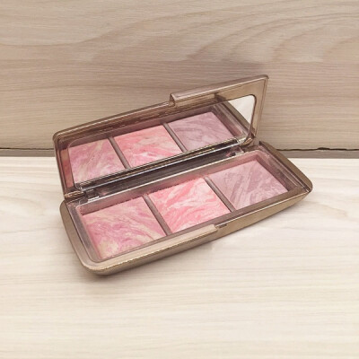 HOURGLASS AMBIENT BLUSH。
你没看错，我就是HOURGLASS家的脑残粉，他家的东西真的是买一个爱一个！虽然这块腮红盘飞粉严重，但是非常耐用，我每天都用中间的这个色，也没有用下去多少，这块Incandescent electra色…