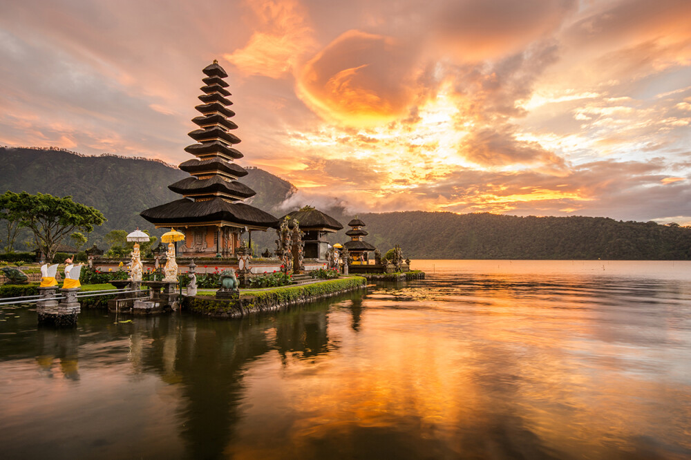 170822 - Bratan Lake, IndonesiaPhoto by Benjawan Sittidech