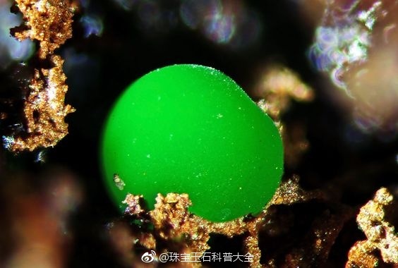 颜色超美的砷钙铜矿 Conichalcite 翠绿翠绿的