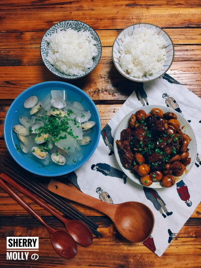 出门经历两场雨 都没淋到一滴 好幸运呐～
到家衣服没换就准备做饭 幸得Molly帮忙 终于吃上饭了哟～
栗子排骨/冬瓜蛤蜊汤～好好吃