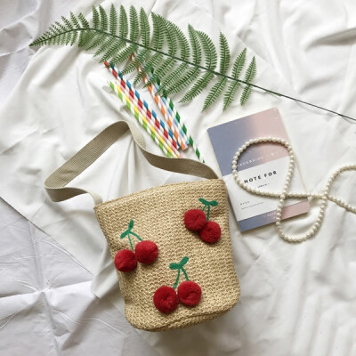 韩国 立体刺绣红色樱桃抽绳草编水桶手拎迷你旅行度假小草包