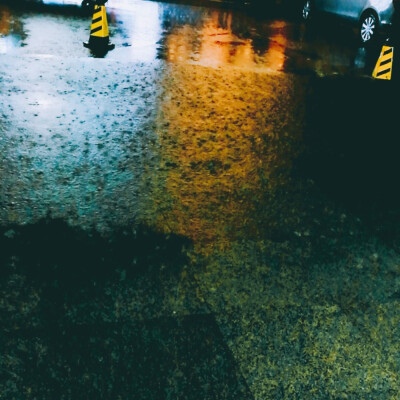 余味『杂』
下雨了，空间背景图，文艺范背景