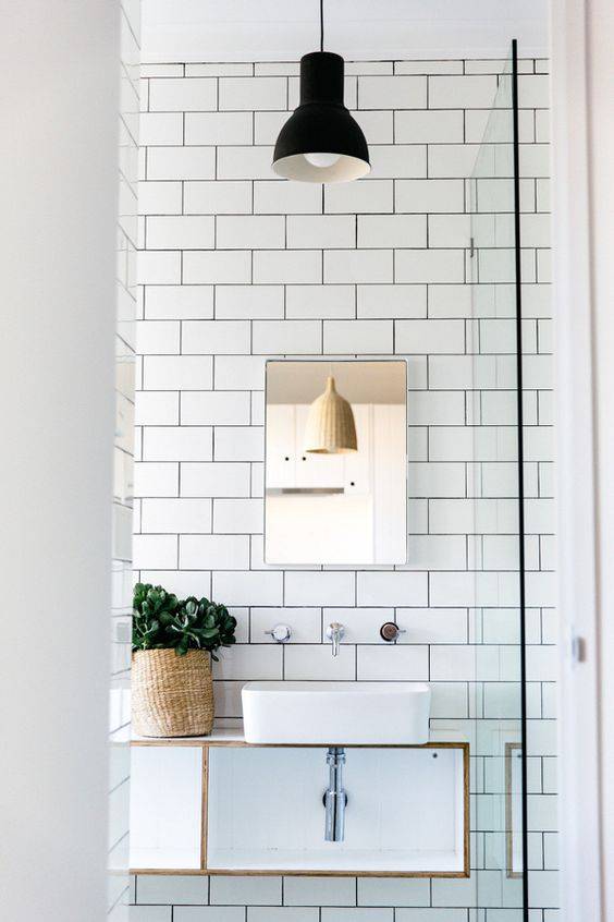 卫生间比较常见的瓷砖样式，白瓷砖显得干净整洁比较好清洁