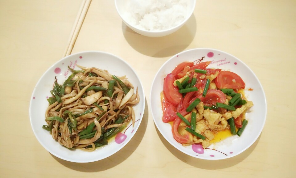 青椒炒杏鲍菇+西红柿炒鸡蛋