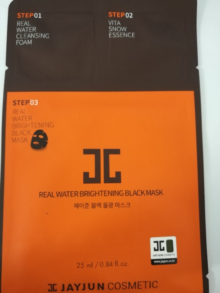 风很大的一款面膜，终于也入了。第一步的洁面对我来说清洁力很强，第二步的精华很多，要好一阵子才能吸收，而且会有一点点的灼热感。第三步面膜的眼睛那一块不是很服帖，但是脸型还是裁剪的比较好。敷完感觉补水效果还不错，比较水嫩。