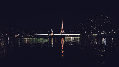 夜晚的埃菲尔铁塔，整点时会亮成巴黎最浪漫的样子。摄于巴黎。
——2017.8.24