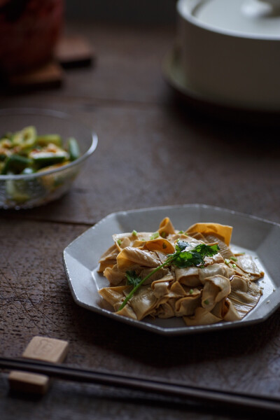 鲜虾粥、拌豆皮和绿豆豉黄瓜、紫苏嫩姜